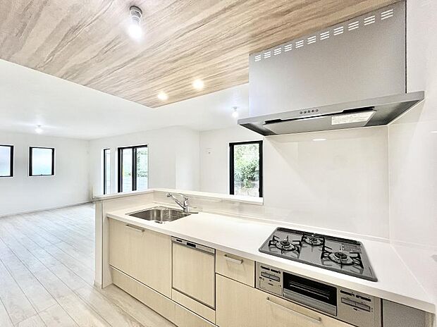 ~Kitchen~ 会話が弾むリビング、料理が愉しくなるキッチン。家は、ただ生活する場ではなく、暮らしを愉しく、快適にする場所。笑顔の毎日、安らぎの日々のために、最新の設備・仕様を採用。