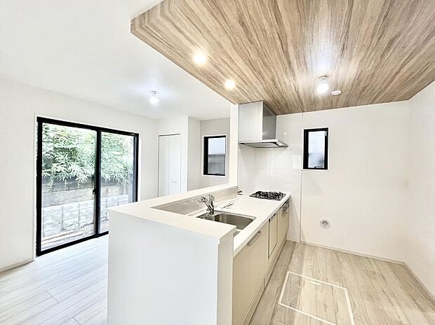 ～Kitchen～　自然光が入る窓のあるキッチン☆毎日使う場所だからこそ、使い勝手を考慮しました。ゆったりとしたキッチンコーナーは質感豊かな仕上がりとなっております。