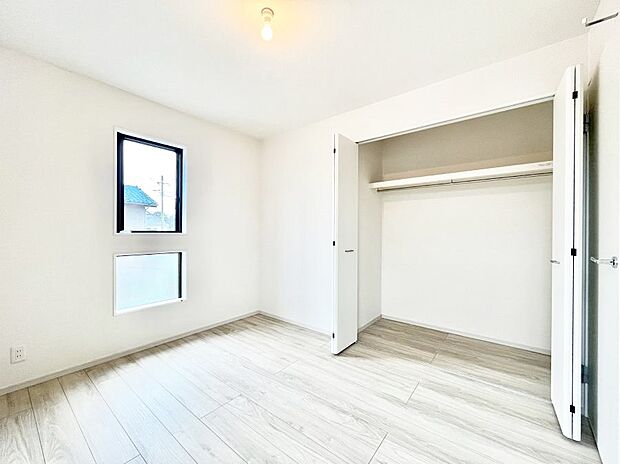 ～Bed Room～　子供部屋はお子様にとって大変重な役割があります。子供一人で過ごす空間を与えることで、宿題や勉強時間も自然と増えまた自ら部屋の片付けや掃除なども促すことに繋がります。