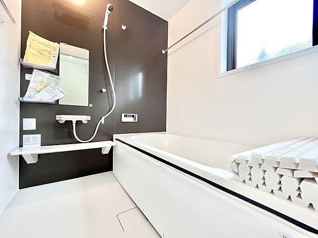 ~Bath Room~ ゆったりと足を伸ばして入浴することが可能!一日の疲れを癒す貴重なバスタイムです。お子様とご一緒でも十分な広さなので、リビングとは違った家族団欒のひと時をお楽しみいただけます。