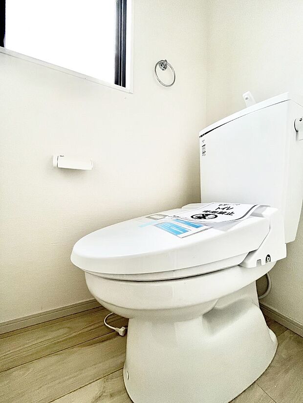 ～Toilet～　綺麗・スッキリ・快適なウォシュレット付トイレでくつろげる空間です。トイレは毎日使わざるを得ないもの。いつも清潔を保ちたいですね。トイレが2ヶ所あるので朝の混雑時に便利です！