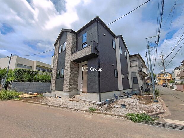 ~Exterior~ 角地により陽当り・風通し良好です。一戸建ての大きなメリットは、自分達の「土地」を「自由に」使える事です。ガーデニングやDIY,車やバイクの趣味など様々な用途で利用できます。