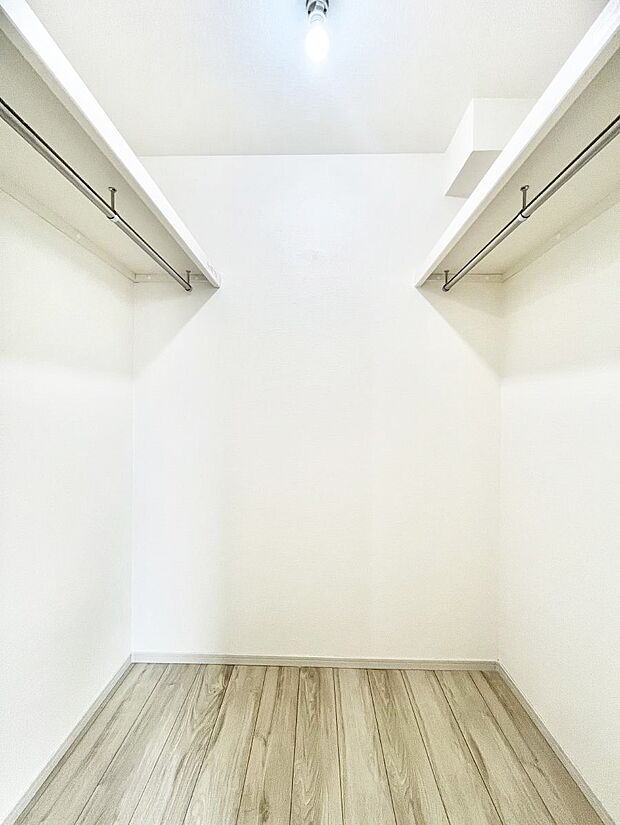 ～Walk-in Closet～　必要なものやコーディネートを一覧して確認でき、身支度や準備が短時間で済むウォークインクローゼットを設置しました。家の中をすっきりとさせる便利な収納スペースです。