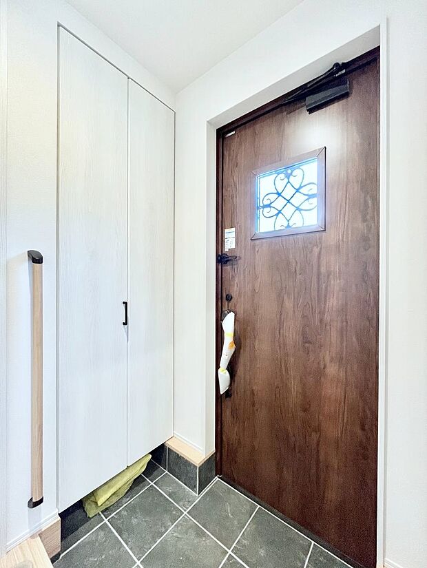 ◆1号棟◆~Entrance~ 家の中でお客様を迎える最初の場所である玄関は、家の印象そのものです!豊富な玄関収納で、常に綺麗に保つことが出来ます♪玄関にはたっぷり収納の下駄箱を完備!