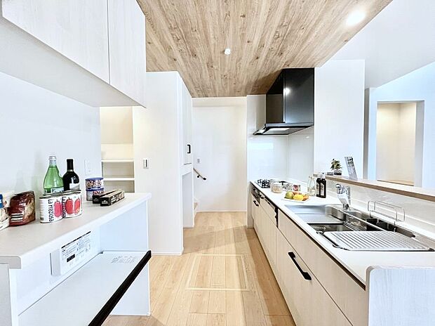 ◆1号棟◆~Kitchen~ 広くて使いやすいキッチンなら家族でいっしょに料理をつくったり、後片付けも手間なくできちゃいます♪収納もたっぷりあるので、いつもすっきりと清潔な印象を保てます。