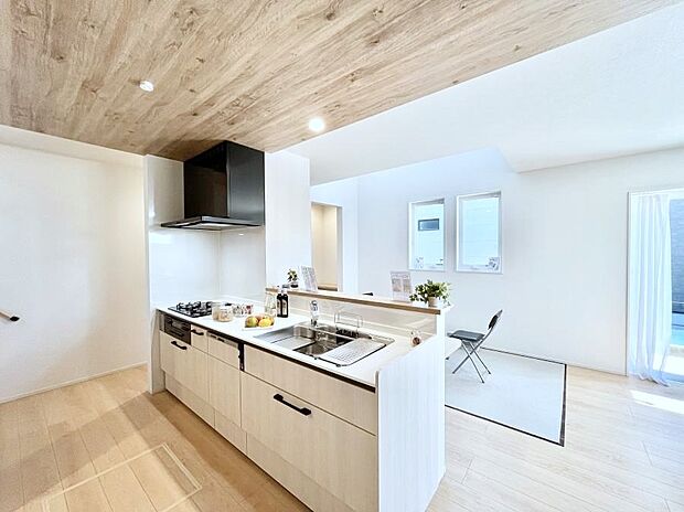 リビングで遊ぶお子様を見守りながらお料理ができる対面キッチン。