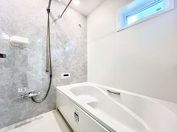 ◆1号棟◆~Bath Room~ 窓付きのバスルームは、採光もあり明るく気持ちの良い空間です。窓があることで、換気環境も良好。ゆったり寛げるバスルームで、毎日のバスタイムが楽しみになりそうです。