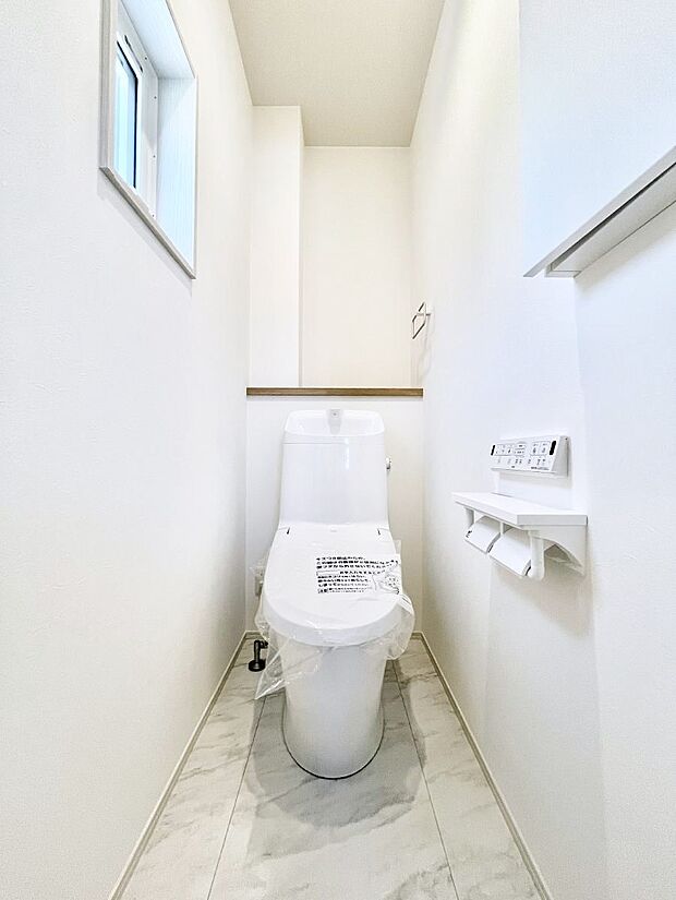 ◆1号棟◆~Toilet~ 清潔感のある水回り♪トイレはウォシュレット付きです◎トイレは毎日使わざるを得ないもの。いつも清潔を保ちたいですね。トイレが2ヶ所あるので朝の混雑時に便利です!