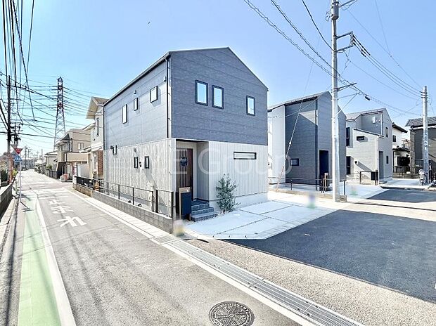 ～Exterior～　前面道路：北西 4.5m 私道、北東 4.4m 公道　低層の一戸建てを中心とした街並みが整然と続き、周辺は高い建物が建っていないので、緑の多い閑静な趣を感じる環境です。
