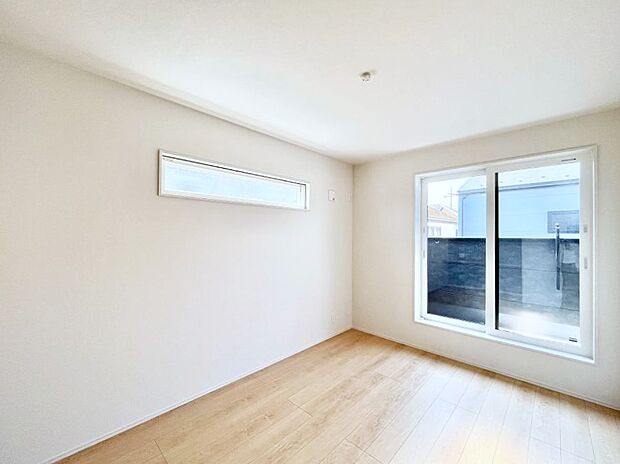 バルコニーが開放感をプラスしてくれる洋室