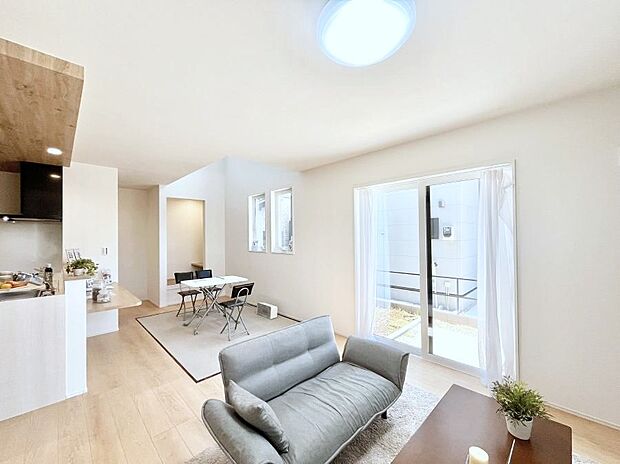 ◆1号棟◆~Living~ 飽きの来ないシンプルでおしゃれなLDK。大きな窓から日差しが差し込むので室内も明るく、家族の憩いの場としてピッタリです。開放感と日当たりの良さを是非ご覧ください!