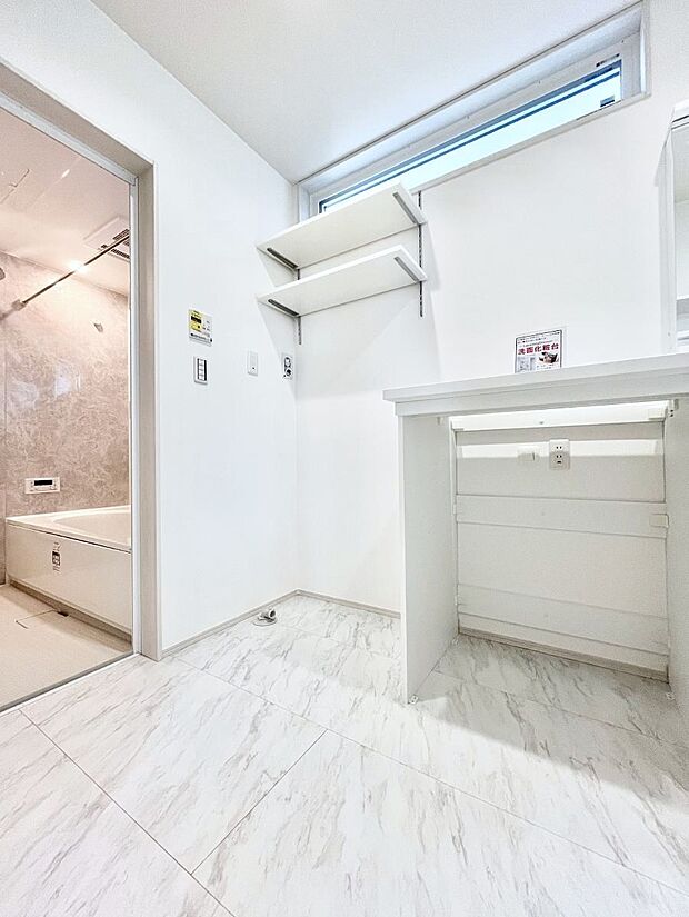 ◆1号棟◆~Dressing Room~ 清潔感溢れる色合いで統一されていると、スッキリと整った印象をうけます。鏡の裏にはたっぷりと収納スペースを標準装備!水廻りは、シンプルかつ機能性を重視して。