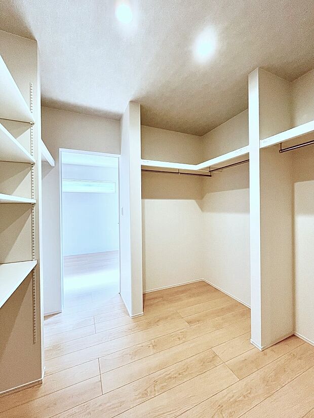 ◆1号棟◆~Walk-in Closet~ たくさんの洋服をかけてもシワになりにくいウォークインクローゼット。洋服以外にも、普段使わない家電やスーツケース、ストック品など何でも片付く嬉しい空間です。