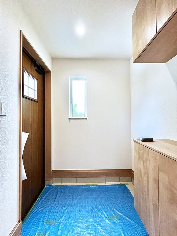 ~Entrance~ 家の中でお客様を迎える最初の場所である玄関は、家の印象そのものです!豊富な玄関収納で、常に綺麗に保つことが出来ます♪玄関にはたっぷり収納の下駄箱を完備!