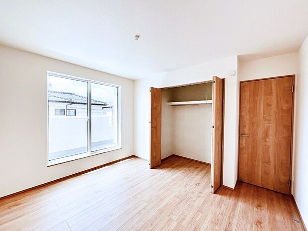 ~Bed Room~ 全居室には収納クローゼットを完備!普段使いのお洋服や小物はもちろん、季節物のお洋服などもしっかりと整理整頓おしまい頂けます。 居室空間を広く使用できますね。