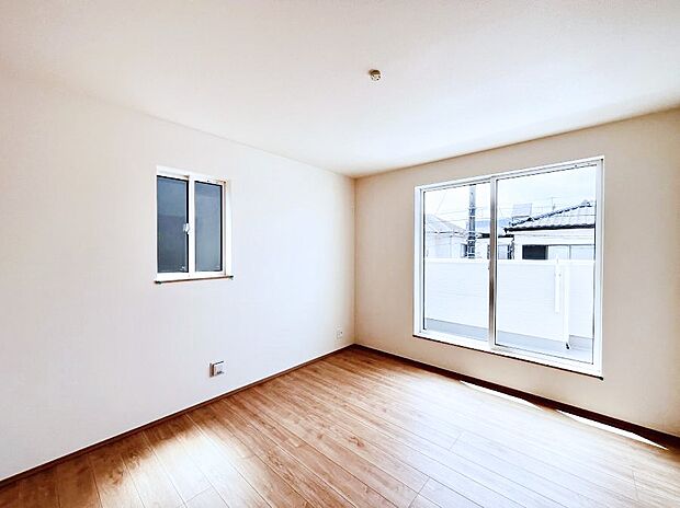 ~Bed Room~ 2面採光を確保した明るい室内は、風通しも良く、大変居心地の良い空間となっております。爽やかな風を感じて起きる朝は、快適生活の始まりに!日当たりや通風がとても良い住まい♪