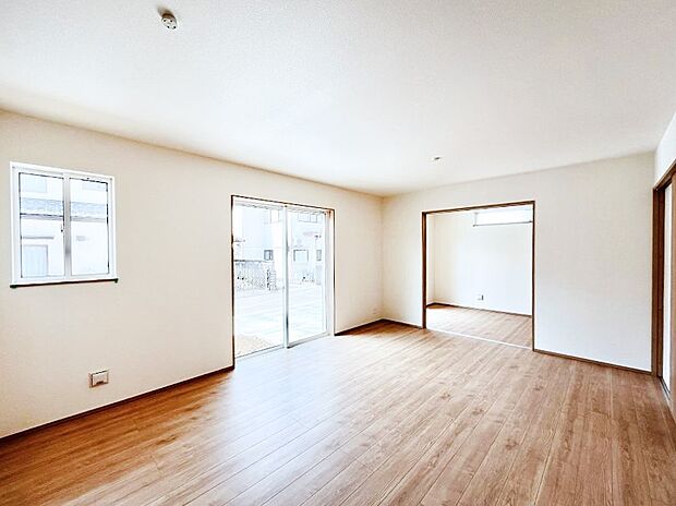 ~Living~ 豊かな陽光がこの場所を照らしだす。光溢れるこの空間はみんなの笑顔が集う場所、時を忘れ、つきることのないたわいもない会話を楽しむ時間、たくさんの思いが綴られる場所。