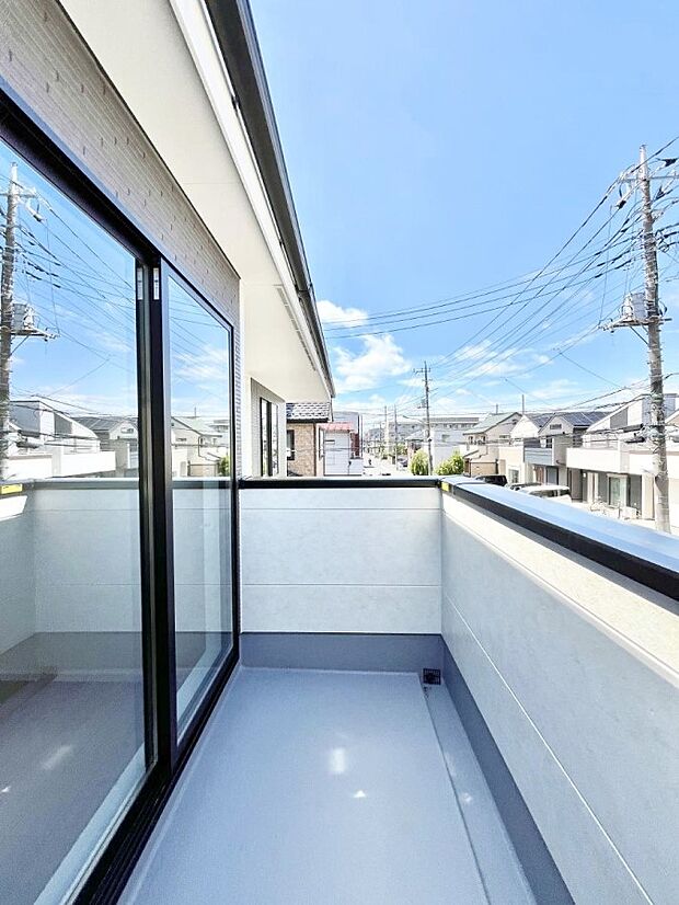 ~Balcony~ 大きな空に囲まれた気持ちのいい家。 バルコニーを覗くだけで圧倒的な開放感に包まれます。 バルコニーは陽がさしこみお布団や洗濯物を気持ちよく干すことができます。