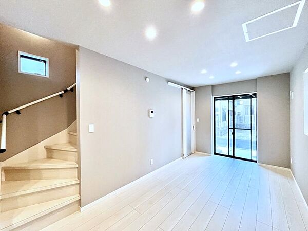 ～Living～　リビングに階段のある間取りです♪家族のコミュニケーションがスムーズに取れますね♪ゆとりある暮らしと心地よい住環境が紡ぐ贅沢な時間をご家族みんなでお過ごし下さい。