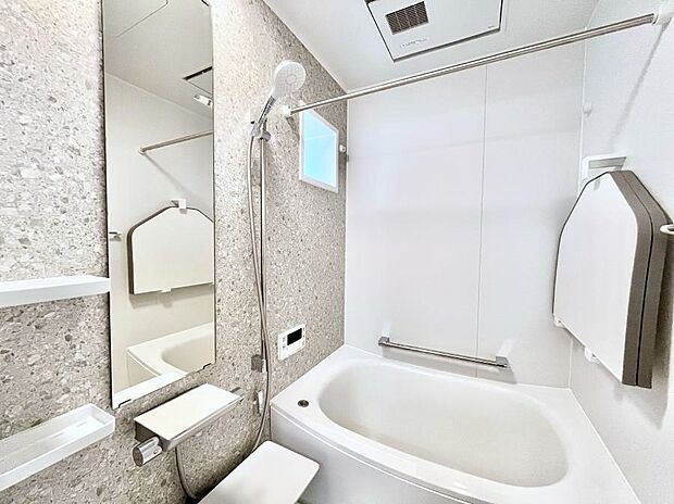 ～Bath Room～　落ち着いた雰囲気の浴室で明日に向けてリフレッシュ。浴室乾燥機能も付いているので隣の洗濯機置き場で洗い上がった洗濯物を、雨の日も天気を気にせず乾燥させることも可能です。