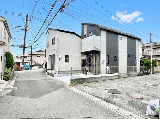 ~Exterior~ 前面道路:南東 4m 公道 前面道路は閑静な住宅地をはしる車通りの少ない道路。駐車の出し入れもらくらくです!ご不明点・現地見学のご希望は、お気軽にお問い合わせください!