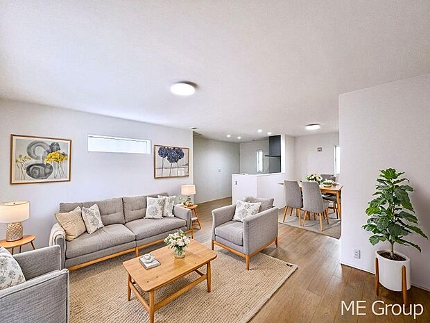 ご家族の賑やかな話し声で包まれる明るいリビング ※家具はCGです