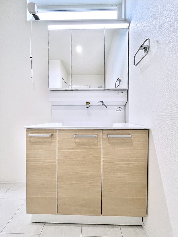 大きく見やすい三面鏡で清潔感ある洗面台は、身だしなみチェックや肌のお手入れにおすすめです。