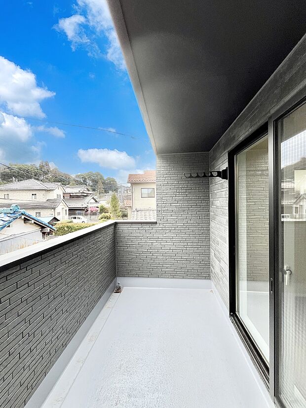 ゆったりバルコニーだから沢山お洗濯ものを干せます。