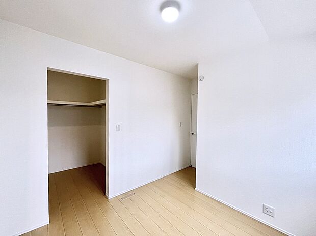 バルコニーが開放感をプラスしてくれる洋室