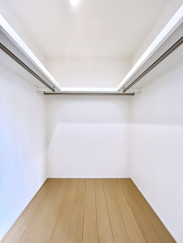ウォークインクローゼット付きで生活空間を広く利用できます。