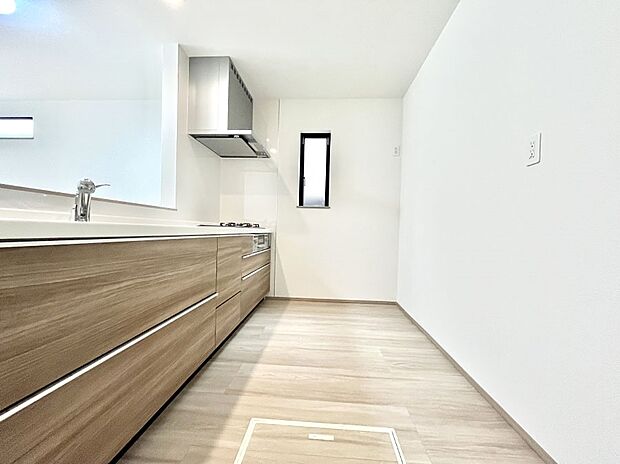 ◆A号棟◆~Kitchen~ 自然光が入る窓のあるキッチン☆毎日使う場所だからこそ、使い勝手を考慮しました。ゆったりとしたキッチンコーナーは質感豊かな仕上がりとなっております。
