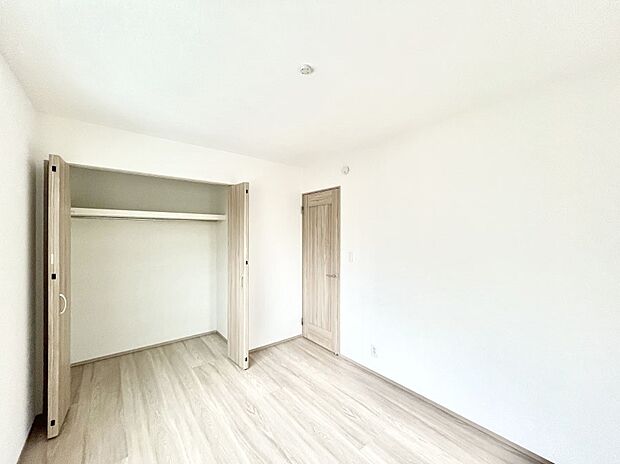 ◆A号棟◆~Bed Room~ 全居室には収納クローゼットを完備!普段使いのお洋服や小物はもちろん、季節物のお洋服などもしっかりと整理整頓おしまい頂けます。 居室空間を広く使用できますね。