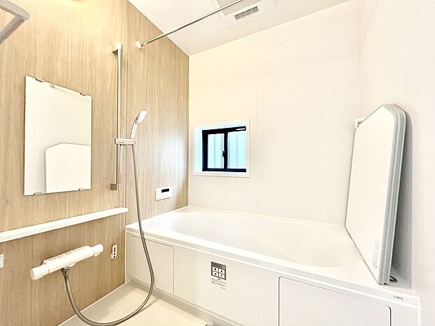 ◆A号棟◆～Bath Room～　窓付きのバスルームは、採光もあり明るく気持ちの良い空間です。窓があることで、換気環境も良好。ゆったり寛げるバスルームで、毎日のバスタイムが楽しみになりそうです。
