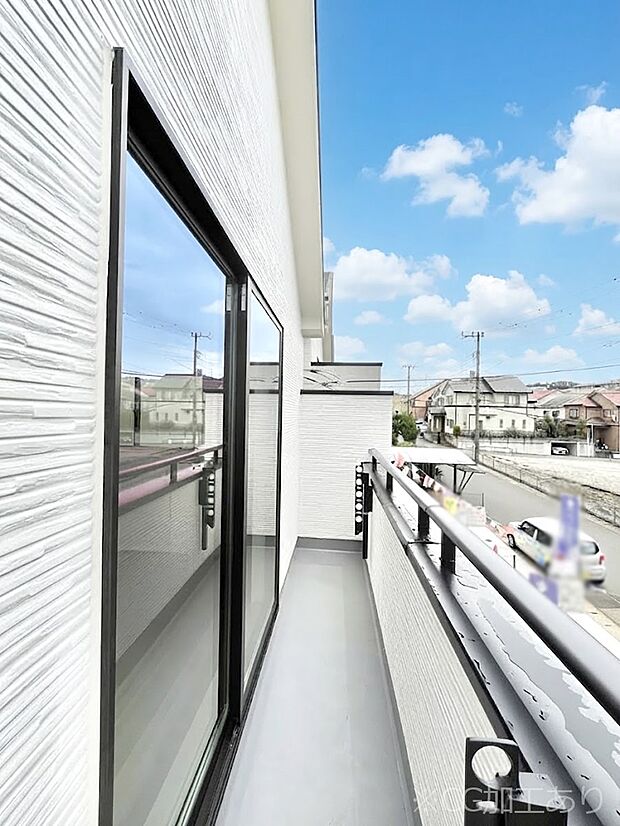 ◆A号棟◆~Balcony~ 南向きのバルコニーの前には雲以外に太陽を遮るものがありません。お洗濯物も乾きやすく、何より明るく気持ちのいい光が入ってきます。使いやすく開放的なバルコニーです♪