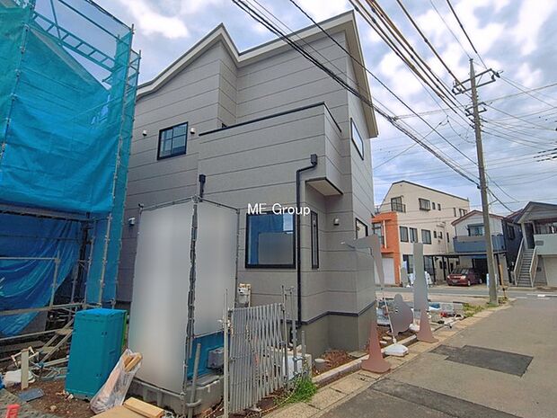 ◆2号棟◆～Exterior～  閑静な住宅地で子育て家族にピッタリ。  毎日のお散歩も快適な緑に恵まれたエリアで、自然に包まれた穏やかな暮らしを実現するための、ゆとりある住環境が整っています。