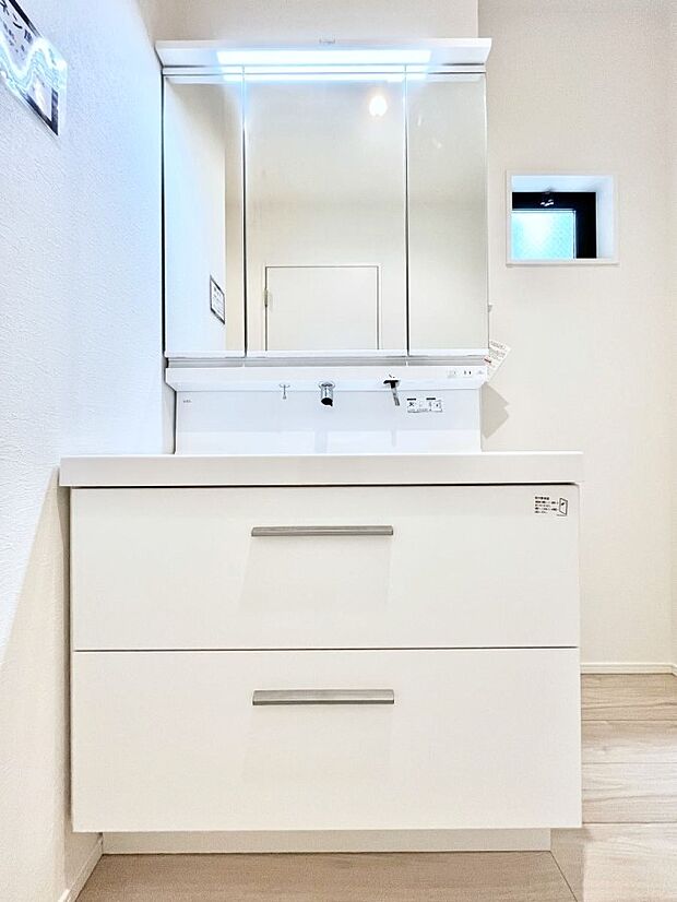 大きく見やすい三面鏡で清潔感ある洗面台は、身だしなみチェックや肌のお手入れにおすすめです。