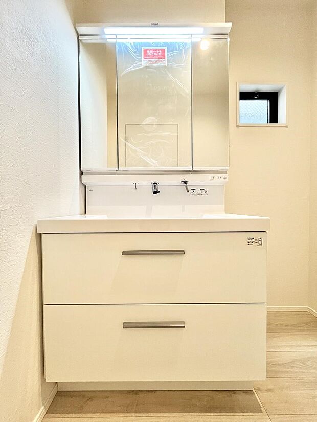 大きく見やすい三面鏡で清潔感ある洗面台は、身だしなみチェックや肌のお手入れにおすすめです。