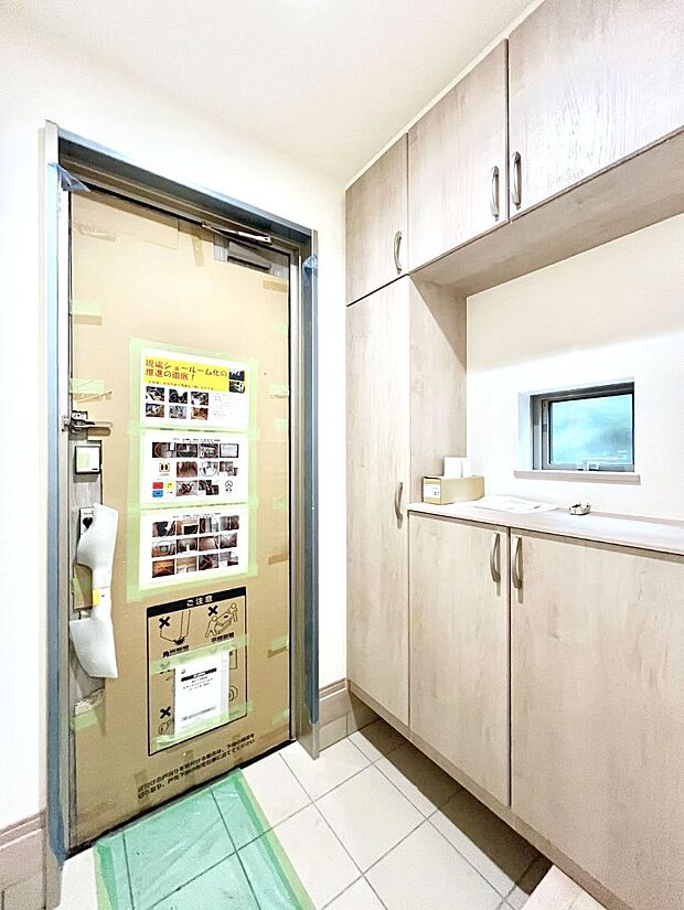 ◆A号棟◆~Entrance~ 家の中でお客様を迎える最初の場所である玄関は、家の印象そのものです!豊富な玄関収納で、常に綺麗に保つことが出来ます♪玄関にはたっぷり収納の下駄箱を完備!