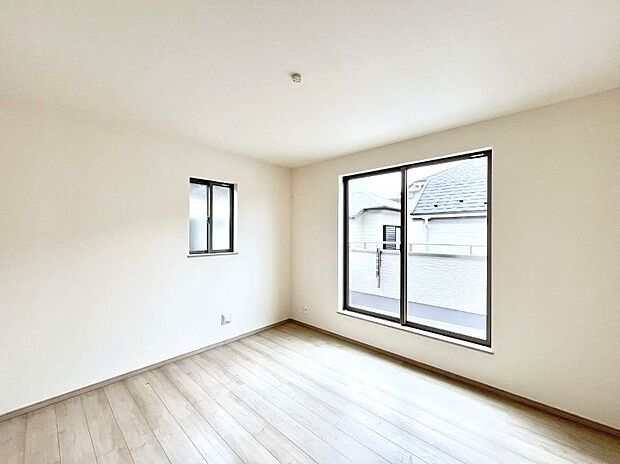 ◆A号棟◆~Bed Room~ 「今日も一日お疲れ様」とご夫婦でゆったりくつろげる寝室。毎日の家事やお仕事に疲れた日はフカフカのベットで癒されてください。テレビや本棚をおいても快適な広さが自慢♪