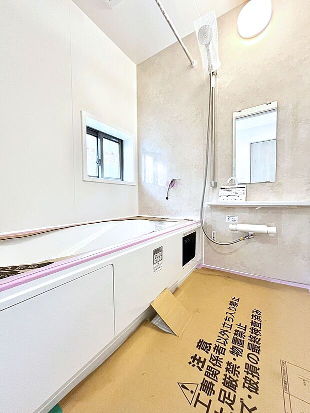 ◆A号棟◆~Bath Room~ 足を伸ばして入浴することが可能!一日の疲れを癒す貴重なバスタイムです。お子様とご一緒でも十分な広さなので、リビングとは違った家族団欒のひと時をお楽しみいただけます。