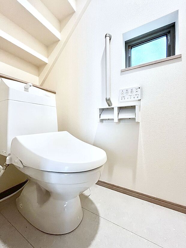 ◆A号棟◆明るく清潔感のあるトイレです。 