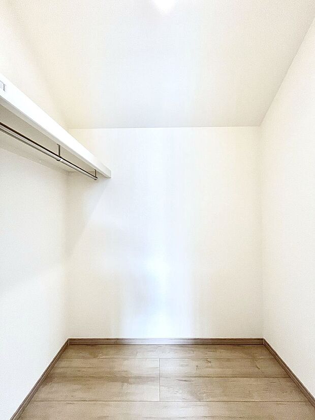 ◆A号棟◆～Walk-in Closet～　たくさんの洋服をかけてもシワになりにくいウォークインクローゼット。洋服以外にも、普段使わない家電やスーツケース、ストック品など何でも片付く嬉しい空間です。