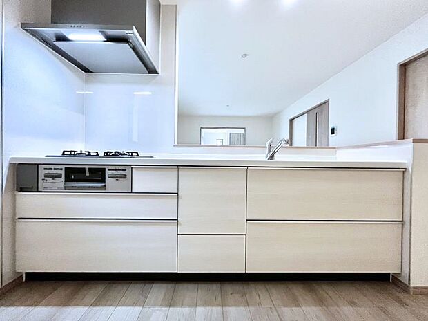◆B号棟◆～Kitchen～　『料理中も子供の成長を見逃さない』。使いやすくスタイリッシュなカウンターキッチンには、その開放感もさることながら『お子様を見守りながら』の安心感があります。