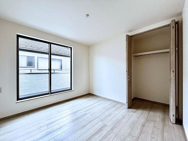 ◆B号棟◆~Bed Room~ 子供部屋はお子様にとって大変重な役割があります。子供一人で過ごす空間を与えることで、宿題や勉強時間も自然と増えまた自ら部屋の片付けや掃除なども促すことに繋がります。