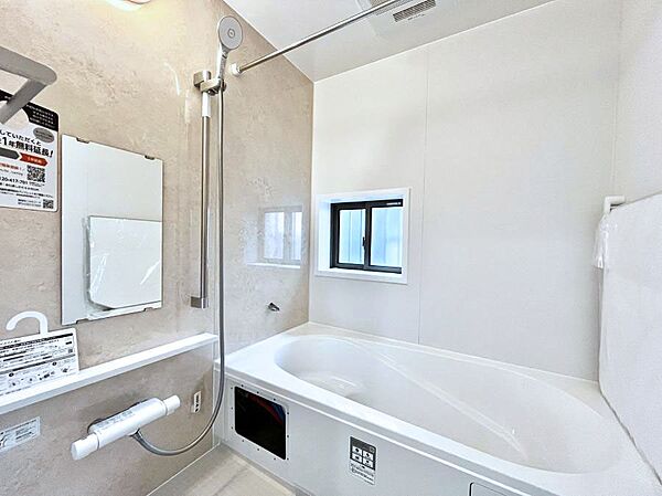 ◆B号棟◆～Bath Room～　窓付きのバスルームは、採光もあり明るく気持ちの良い空間です。窓があることで、換気環境も良好。ゆったり寛げるバスルームで、毎日のバスタイムが楽しみになりそうです。