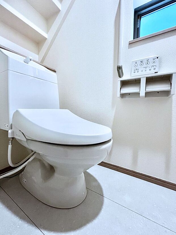 ◆B号棟◆~Toilet~ 綺麗・スッキリ・快適なウォシュレット付トイレでくつろげる空間です。1、2階共にトイレスペース!採光もあり明るく快適空間となっております♪毎日使う場所だからこその配慮です!