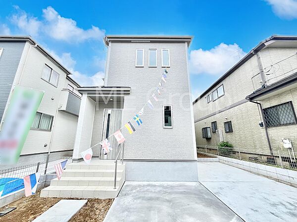 ◆B号棟◆～Exterior～　堂々たる趣ながら、主張し過ぎずどこか余裕を感じさせるシャープなフォルムで佇む邸宅は、晴天の空と照らし合わせる事で、本来あるべき完成形の姿を見せてくれます。