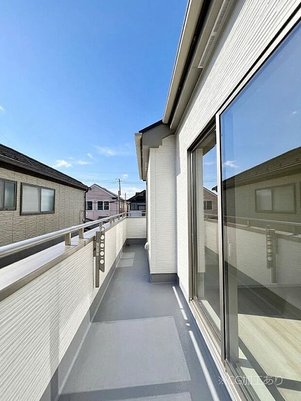 ◆B号棟◆~Balcony~ バルコニーは温かい陽がさしこみ、お布団や洗濯物を気持ちよく干すことができます。使いやすく開放的なバルコニーです♪陽ざしがたっぷり降り注ぐ、バルコニー付き住まい。