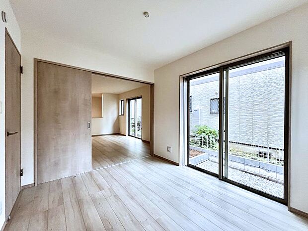 ◆B号棟◆~Bed Room~ 木の温もりがやさしいフローリングは安らぎをもたらすプライベート空間。明るめのフローリングですので、壁紙ともマッチし、お部屋を更に広く見せてくれる効果も。