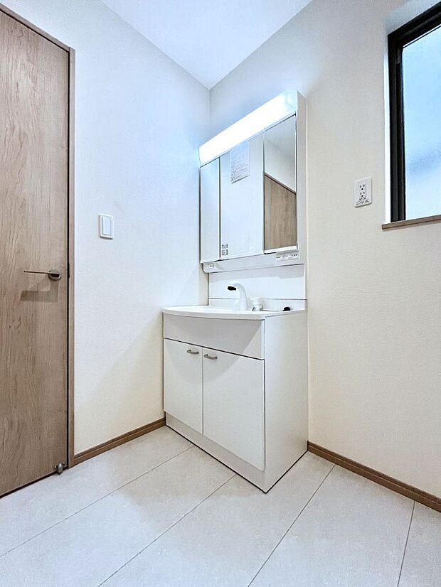 ◆B号棟◆~Dressing Room~ 暗くなりがちな洗面所も窓があると採光と換気が可能なので気持ちよくお使い頂けます。三面鏡タイプの洗面台は鏡裏収納で散らかりがちな洗面所もスッキリ♪